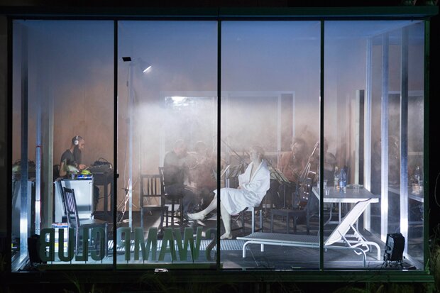 "Swamp Club" Philippe Quesne / Vivarium Studio Photo © Martin Argyroglo